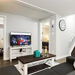 Modern Executive Suite I Complimentary Netflix & Parking!
