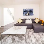 Luxurious 6 Bed Home I Fireplace I Near Sports Park I With Double Garage & Fast Wifi!