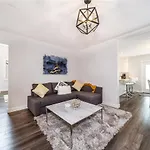 Luxurious 6 Bed Home I Fireplace I Near Sports Park I With Double Garage & Fast Wifi!