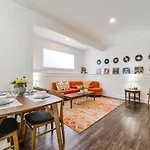 Tropical Oasis - King Beds - Free Netflix & Parking - Fast Wi-Fi