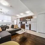 Tropical Oasis - King Beds - Free Netflix & Parking - Fast Wi-Fi