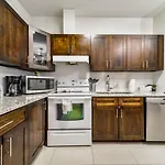 Tropical Oasis - King Beds - Free Netflix & Parking - Fast Wi-Fi