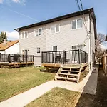 Vibrant Modern Oasis - Free Parking, Netflix, Fast Wi-Fi - Long Stays Welcome