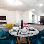 Vibrant Modern Oasis - Free Parking, Netflix, Fast Wi-Fi - Long Stays Welcome