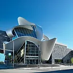 Vibrant Modern Oasis - Free Parking, Netflix, Fast Wi-Fi - Long Stays Welcome