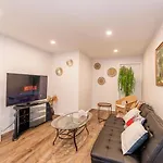 Southgate 5 Bedroom Vacation Home With Double Garage