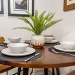 New, Mountain Chic Suite, Whyte Avenue, Netflix, Wifi, Sleeps 6