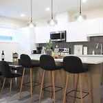 Executive Bsmt Suite, King Bed, 5 Min To Dt & Whyte Ave, Sleeps 6!