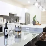 Executive Bsmt Suite, King Bed, 5 Min To Dt & Whyte Ave, Sleeps 6!