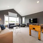 Amazing Luxe Home, Ac, Huge Yard, Firepit, Pet Friendly, Sleeps 10!