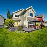 Amazing Luxe Home, Ac, Huge Yard, Firepit, Pet Friendly, Sleeps 10!