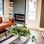 ✦Chic Haven✦3Br Near Dt & Wem, King Bed, Trails, Fast Wifi, Sleeps 6!