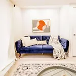 The Nook & Cranny Bsmt Suite, Near Wem & Dt, Fast Wifi! Sleeps 4