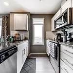 Peaceful Oasis Condo, Ac, Top Floor, Secure Ug Parking, Balcony, King Bed!