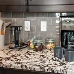 Amazing Luxe Home, Ac, Huge Yard, Firepit, Pet Friendly, Sleeps 10!