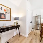 Modern Nordic Escape, 3Br Near Wem & Dt, Aircon & Fireplace, Wifi, Sleeps 6!