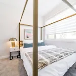 Modern Nordic Escape, 3Br Near Wem & Dt, Aircon & Fireplace, Wifi, Sleeps 6!