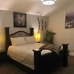 Cheerful And Beautiful 3 Bedroom Home Close Lake