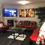 Cheerful And Beautiful 3 Bedroom Home Close Lake