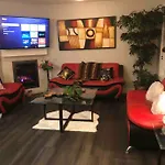 Cheerful And Beautiful 3 Bedroom Home Close Lake