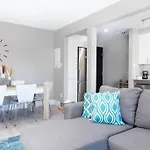 Modern & Stylish 2-Bedroom Unit