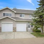 Large Townhome Near Anthony Henday In Ellerslie With Driveway & Visitor Parking, King Bed, 4 Queen Beds, Fully Equipped Kitchen & More!
