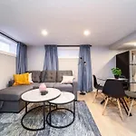 Modern Urban Escape -King Bed -Pet Friendly - Free Parking & Netflix - Fast Wi-Fi