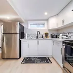 Modern Urban Escape -King Bed -Pet Friendly - Free Parking & Netflix - Fast Wi-Fi