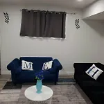 Family-Friendly, Netflix, Cozy Comfy 2 Bed Room Basement Suite,Sleeps 5