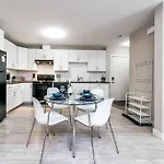 Bright Spacious Suite - King Bed - Long Stays -Wifi