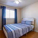 Beautiful 5 Bdrm Ac Home, Pool, Yard, Wifi, Fireplace, Parking, Transit, Town Centre - Sleeps 10