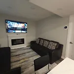 Cozy 2 Bedroom Suite, Queen Beds, Near The Airport