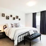 Modern Home - King Bed - Garage - Long Stays