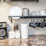 Bright Modern Suite - Netflix - Wifi - Long Stays