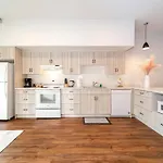 Modern Country Retreat-5 Min To Dtn-U/G Parking