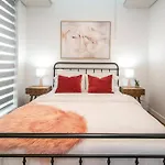Industrial Romantic U/G Parking 5 Min To Dtn!