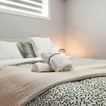 Modernsuite*Nearairport*2Queens*2Bedroom*Fullkitchen