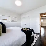 Stunning Modern Suite - King Bed - Free Parking & Netflix - Fast Wi-Fi - Long Stays Welcome