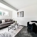 Stunning Modern Suite - King Bed - Free Parking & Netflix - Fast Wi-Fi - Long Stays Welcome