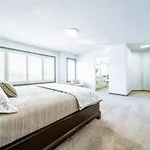 Spacious Luxury - Sleeps 8 - King Bed - Nflx&Wifi