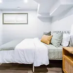 Spacious Bright Suite - Sleeps 4 - King Bed - Nflx