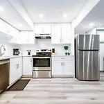 Spacious Bright Suite - Sleeps 4 - King Bed - Nflx