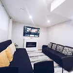 Cozy 2 Bedroom Suite, Queen Beds, Near The Airport