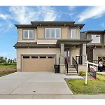 4 Bedroom Luxury Home , Theater, Sleeps 7, Ac , Garage