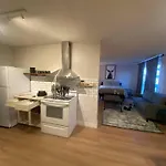 Morden Newly Renovated 1Br Flats, Walk To Whyte