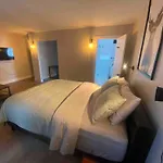 Morden Newly Renovated 1Br Flats, Walk To Whyte