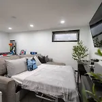 Cozy Modern Home By Edmonton Airport