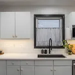 Cozy Modern Home By Edmonton Airport