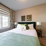 The Luxe, King Bed, Sleeps 8, Near Yeg Airport!