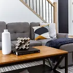 Modern Retreat, Aircon, Backyard, Near Dt & Wem